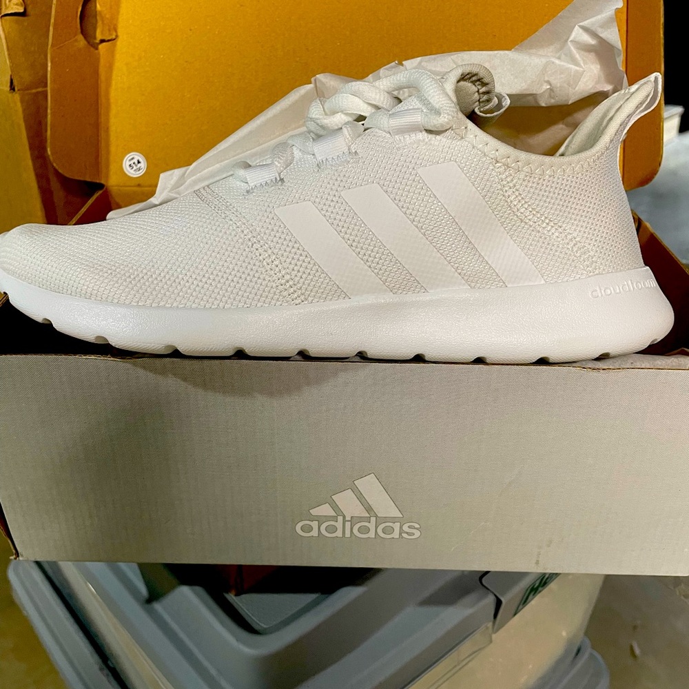 NEVER WORN - Adidas Cloudfoam 2.0 - Size 09